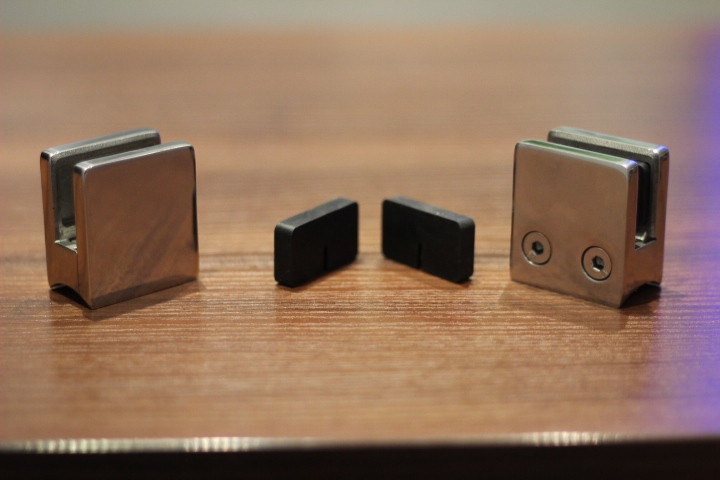 Стеклодержатель Inoxstore литой квадратный 45х45х27 мм / Ø 38,1 мм, под стекло 8 мм, полированный, AISI 304