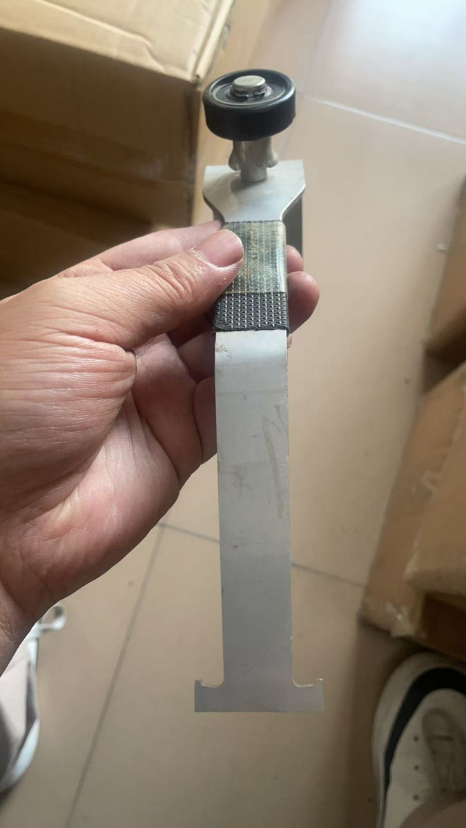 Инструмент для монтажа клиньев и прокладок в алюминиевом профиле