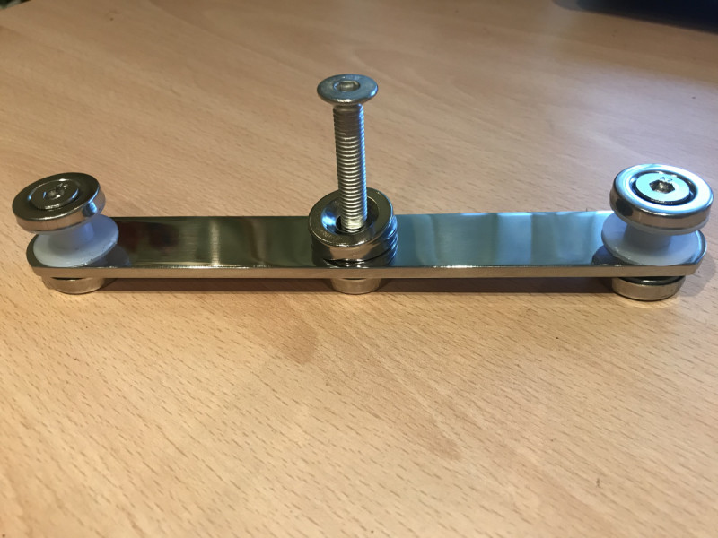 Стеклодержатель Inoxstore пластинчатый 23х200 мм, шайба 25 мм, под Ø 38,1 мм, под стекло 8-10 мм, полированный, AISI 304