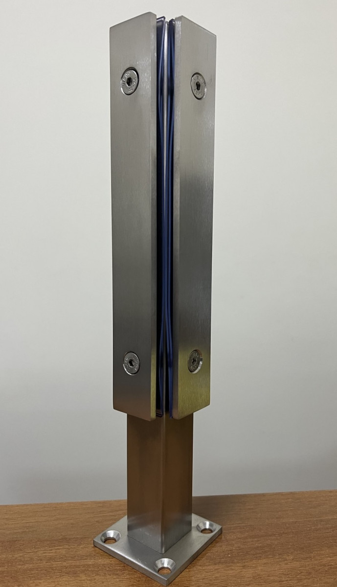 Стеклодержатель Inoxstore напольный, угловой 40х40х400 мм, с прижимной пластиной, сатинированный,  AISI 304