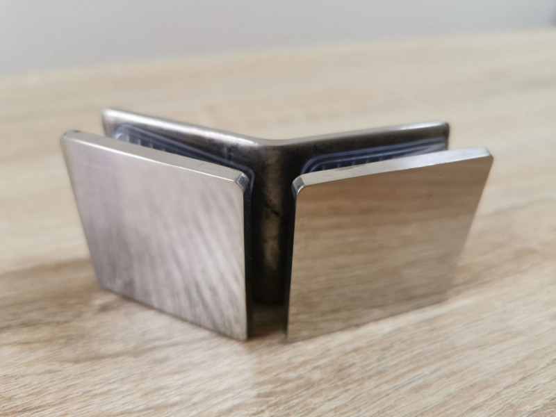 Соединитель стекла Inoxstore 45х90х4 мм на 135°, полированный, AISI 304