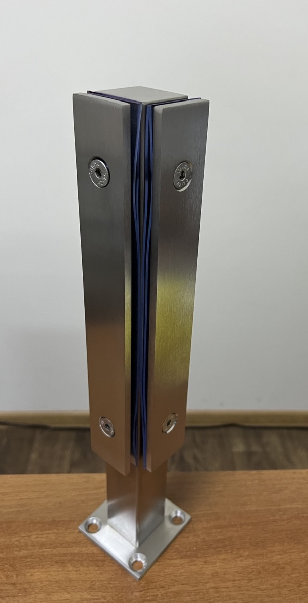 Стеклодержатель Inoxstore напольный, угловой 40х40х400 мм, с прижимной пластиной, сатинированный,  AISI 304