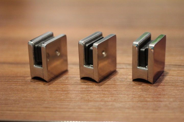 Стеклодержатель Inoxstore литой квадратный 45х45х27 мм / Ø 38,1 мм, под стекло 8 мм, полированный, AISI 304