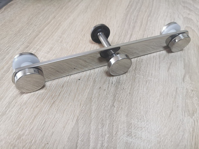 Стеклодержатель Inoxstore пластинчатый 23х200 мм, шайба 25 мм, под стекло 8-10 мм, полированный, AISI 304