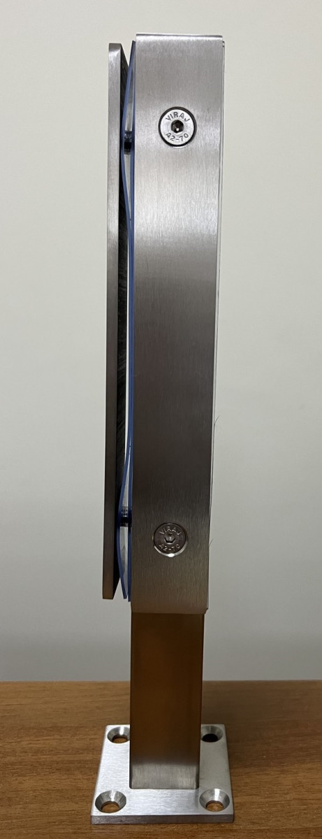 Стеклодержатель Inoxstore напольный, угловой 40х40х400 мм, с прижимной пластиной, сатинированный,  AISI 304