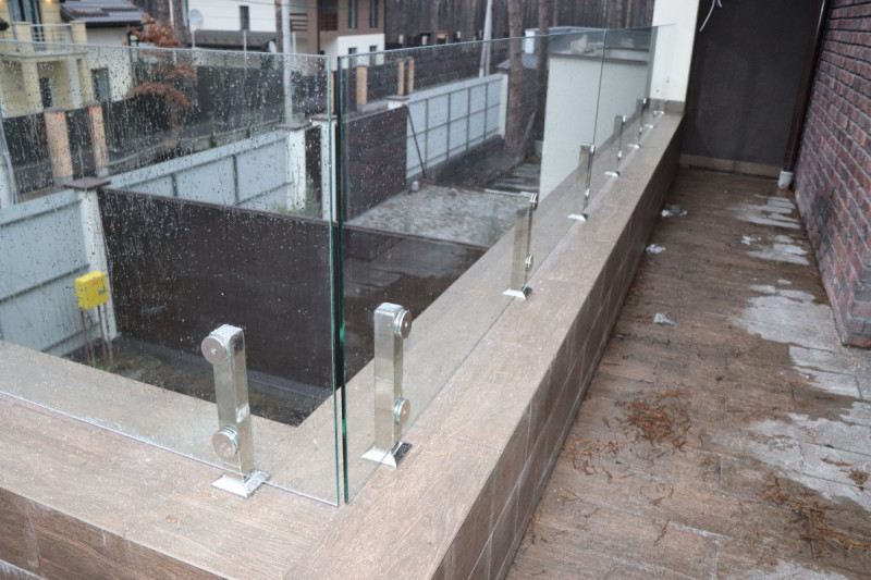 Стеклодержатель Inoxstore напольный с точечным креплением, 40х40х400 мм, рутель Ø 50 мм, полированный, AISI 304