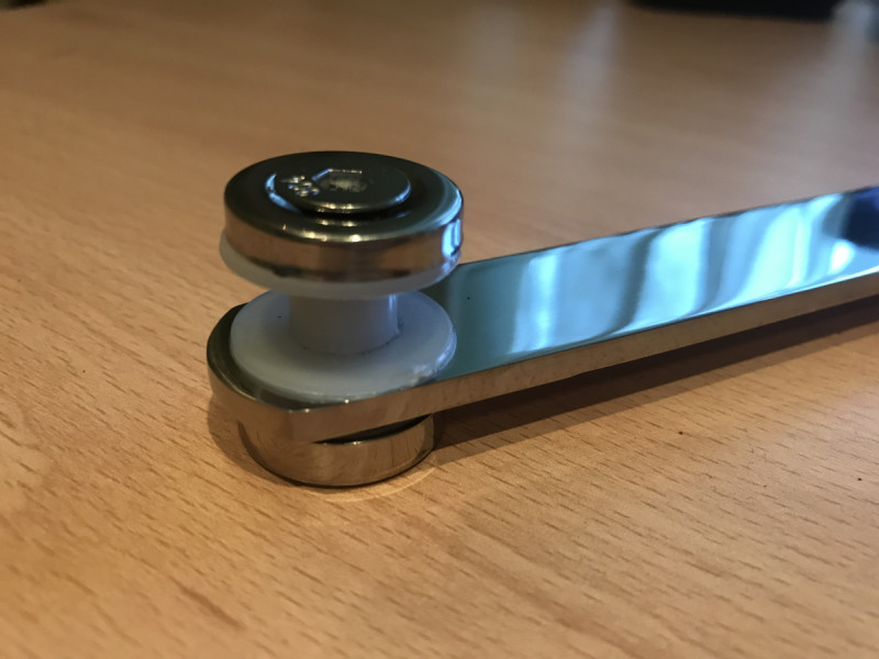 Стеклодержатель Inoxstore пластинчатый 23х200мм, шайба 25 мм, приварной, под стекло 8-10 мм, полированный, AISI 304